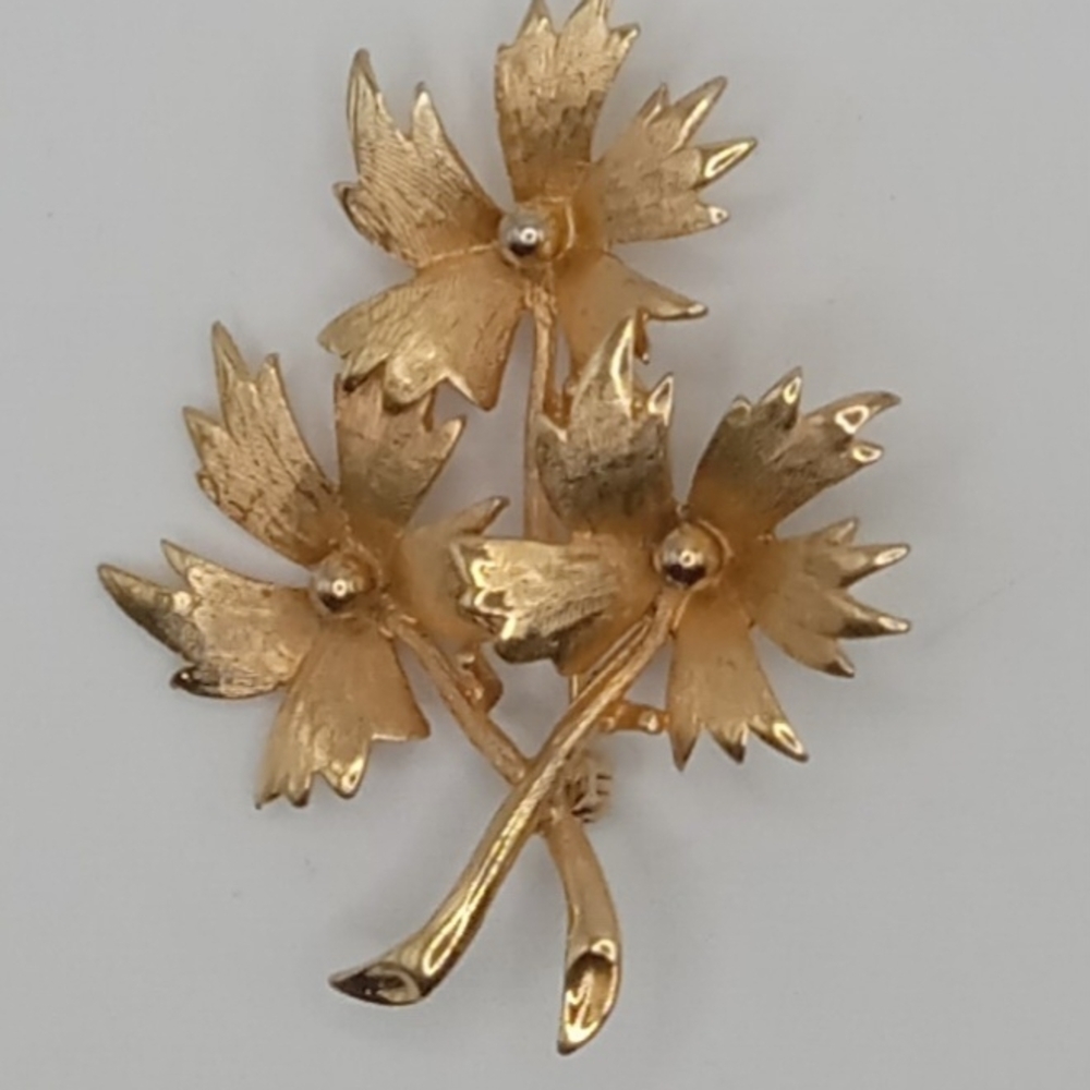 Elegant Gold Floral Brooch